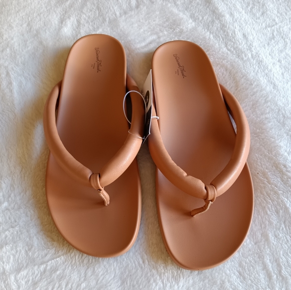 Universal Thread Women's Padded Thong Flip Flop - Picture 1 of 4